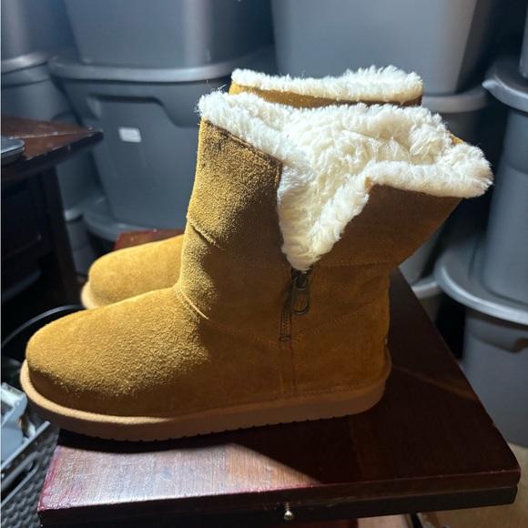 Koolaburra Tan Suede Sz 5 Boots with Cream Accents(118) - Picture 5 of 14